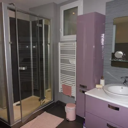펜션 Agreable Maison De Ville, Proche Du Centre Ville 비시